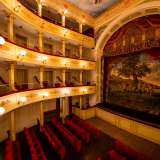 ...un politeama di soli 200 posti ma cos� raffinato, con i suoi fregi e dipinti, da rappresentare uno dei pi� bei teatri della Puglia (foto di Valentina Rosati)